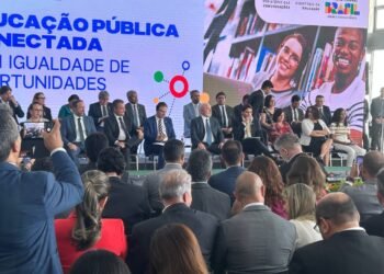 Em Brasília, governador participa do lançamento de plano para ampliar conectividade nas escolas