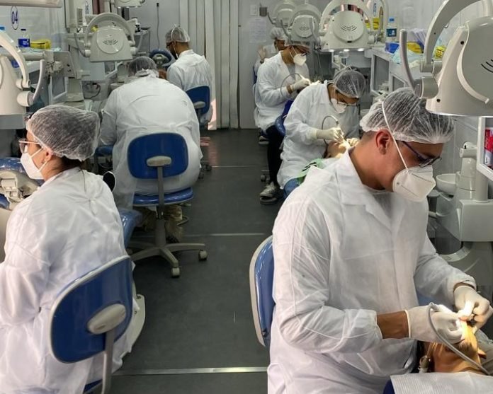 Odontomóvel atende estudantes e professores