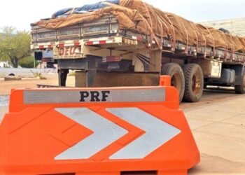 Carga de argamassa sem nota fiscal e excesso de peso é retida pela PRF na Bahia