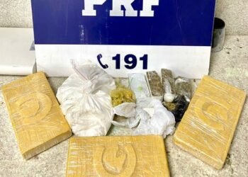 PRF prende homem e apreende mais de 4 kg de drogas na lixeira do banheiro de um ônibus