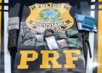 PRF apreende pedras preciosas e maconha em carro no interior baiano
