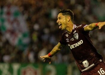 Flu arranca vitória contra o Fortaleza e cola no G4 do Brasileirão