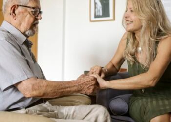 Cuidadores de pacientes com Alzheimer precisam de cuidado e proteção