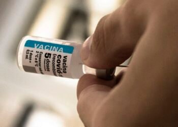 Brasil prepara inclusão de vacinas de covid-19 no calendário de rotina