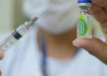 Sob censura, surto de meningite foi um dos primeiros desafios do PNI