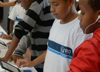 Redes de ensino buscam caminhos para o uso de tecnologia nas escolas