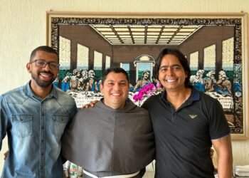 Prefeito e secretário se reúnem com pároco em prol dos eventos católicos deste ano e 2024 – Prefeitura Municipal de Candeias.