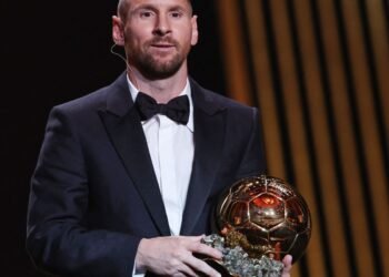 Messi conquista Bola de Ouro da France Football pela oitava vez