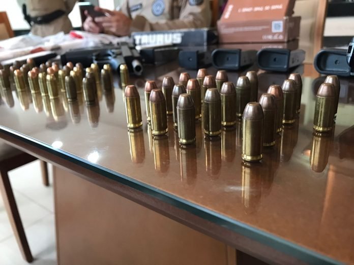 Falso Perfil: 28 armas e uma granada são apreendidas em operação que apura homicídio em falso encontro romântico Falso Perfil: 28 armas e uma granada são apreendidas em operação que apura homicídio em falso encontro romântico