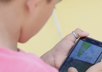 Modelo de rede digital afeta desenvolvimento infantil, diz secretário