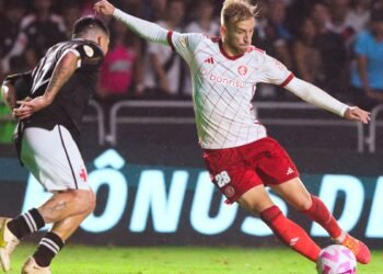 Internacional se impõe e complica Vasco no Brasileirão