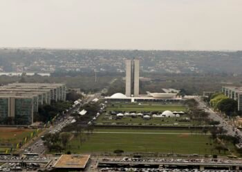 Educação e Transportes lideram novos bloqueios no Orçamento