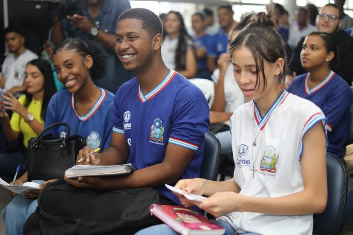 SEC promove aulões preparatórios do ENEM para 15 mil estudantes em 116 escolas, neste sábado (26) SEC promove aulões preparatórios do ENEM para 15 mil estudantes em 116 escolas, neste sábado (26)