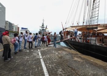 Veleiro e histórias da Expo Darwin 200 encantam estudantes da rede estadual