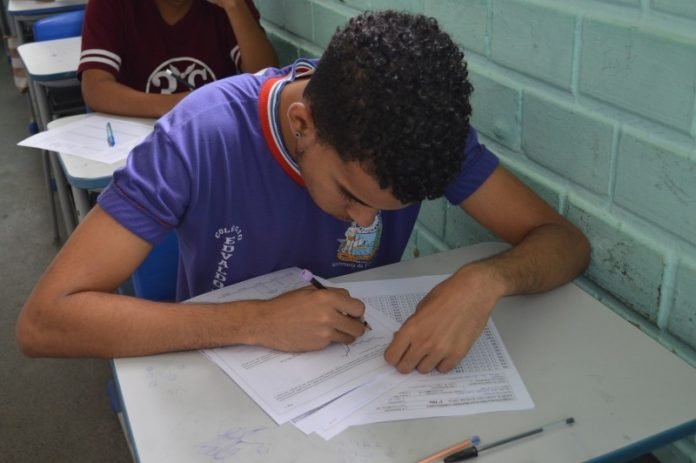 Estudantes participam de avaliações de Língua Portuguesa e Matemática pelo Sistema Sabe Estudantes participam de avaliações de Língua Portuguesa e Matemática pelo Sistema Sabe