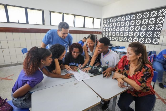 Escolas intensificam ações de aprendizagem e apoio aos estudantes com foco no ENEM Escolas intensificam ações de aprendizagem e apoio aos estudantes com foco no ENEM
