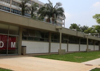 Estudantes em greve na USP ocupam prédio da administração