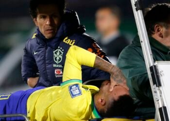 Neymar é submetido a cirurgia no joelho esquerdo