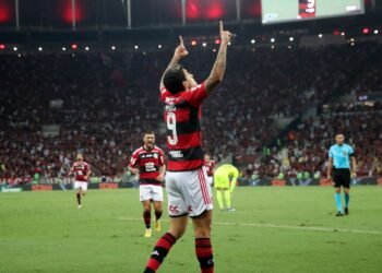 Brasileiro: Flamengo derrota Palmeiras e mantém vivo sonho por título