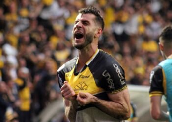 Criciúma vence e retorna à série A do Brasileirão