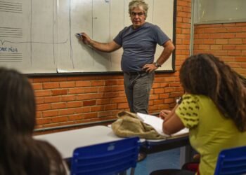 Estudantes do ensino médio terão poupança para permanecer na escola
