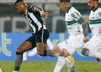 Brasileiro: Botafogo pega Coritiba tentando voltar à luta pelo título