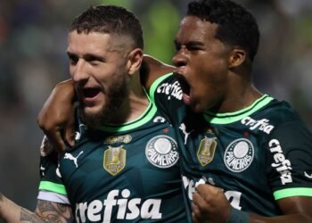 Palmeiras derrota Internacional e assume liderança do Brasileiro