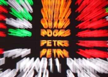 Bolsa sobe quase 1% e atinge maior nível desde julho de 2021