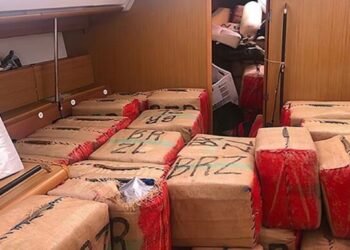 PF e Marinha apreendem navio com 2 mil kg de haxixe a bordo na Bahia