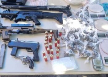 PM apreende 4 armas de fogo, 1 metralhadora, e drogas na Bahia