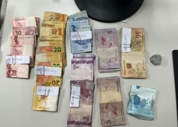 Cadeirante flagrado com R$ 4,2 mil é suspeito de arrecadar dinheiro da venda de drogas