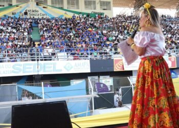 Estudantes lotam estádio em Macapá para reforço às vésperas do Enem