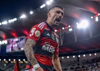 Flamengo vence Bragantino e entra na briga pelo título do Brasileiro