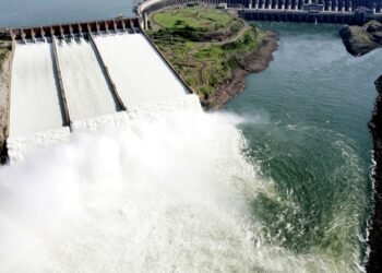 Itaipu abre vertedouro para escoar excesso de água