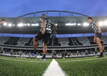 Futebol: gramado nos estádios vira tema de debate no Brasil e no mundo