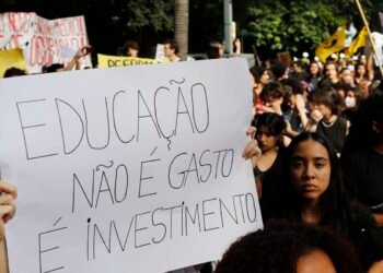 MEC pede 2,4 mil horas de formação básica no ensino médio