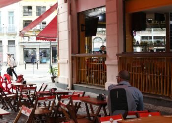 Mais da metade dos bares e restaurantes opera sem lucro em novembro