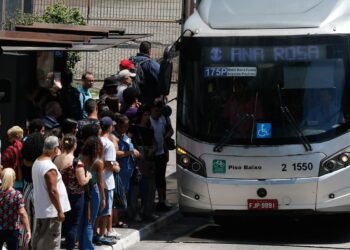 Metrô e trem de São Paulo sobem para R$ 5 e tarifa de ônibus é mantida