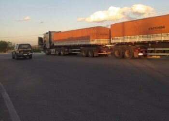 PRF retém 2 caminhões com 100 toneladas de excesso de peso na Bahia