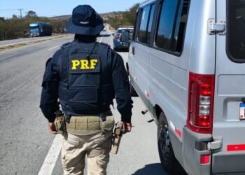 PRF e AGERBA apreendem veículos e multam motoristas de ligeirinhos na Bahia