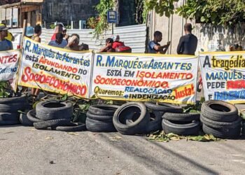 Moradores protestam por realocação em bairro próximo a mina em Maceió