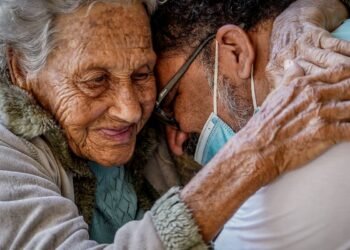 Ao menos 73% dos custos com demência estão com famílias, revela estudo