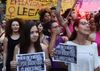 Leis municipais e estaduais dificultam acesso ao aborto legal
