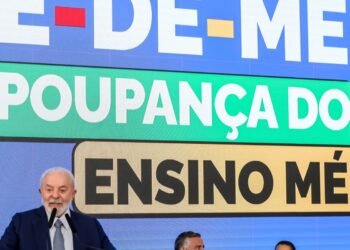 Ensino médio: Pé-de-Meia dará R$ 2 mil por ano a alunos de baixa renda