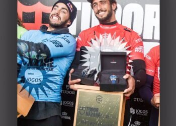 Scooby e Lucas Chumbo vencem competição de ondas gigantes em Nazaré