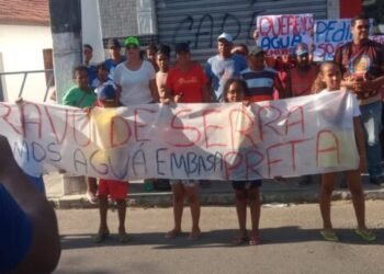 Moradores protestam por falta de água em distrito na Bahia