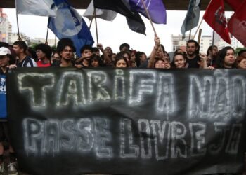 Estudantes protestam contra alta na tarifa do transporte por trilhos