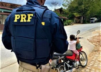 PRF flagra mãe com criança sem capacete em motocicleta na Bahia