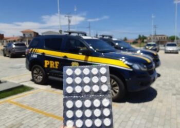 PRF apreende dezenas comprimidos de “rebite” e autua caminhoneiros por porte de drogas