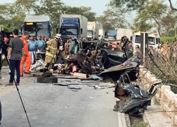 Acidente entre ônibus e caminhonete deixou ao menos 8 mortos em Minas
